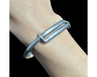 Bracciale rigido con caratteri vintage incisi in argento sterling CINESE