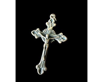 Colgante antiguo de plata esterlina con crucifijo católico, ornamentado y detallado, de 3,8 cm (1,5 pulgadas).