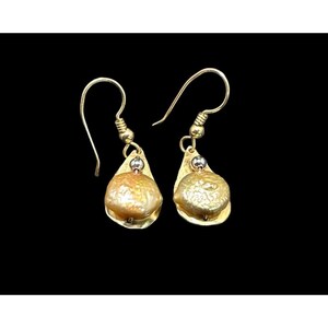 Vintage Artisan Signed JP Teardrop Hammered Baroque Pearl Gold Plated Dangle Earrings