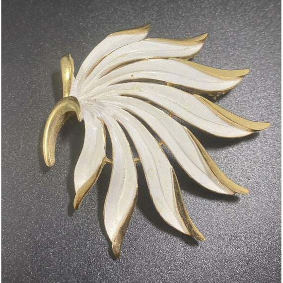 Crown TRIFARI White Enamel Floral Leaf Brooch Gold Tone Signed Pin Vtg - Etsy Finland