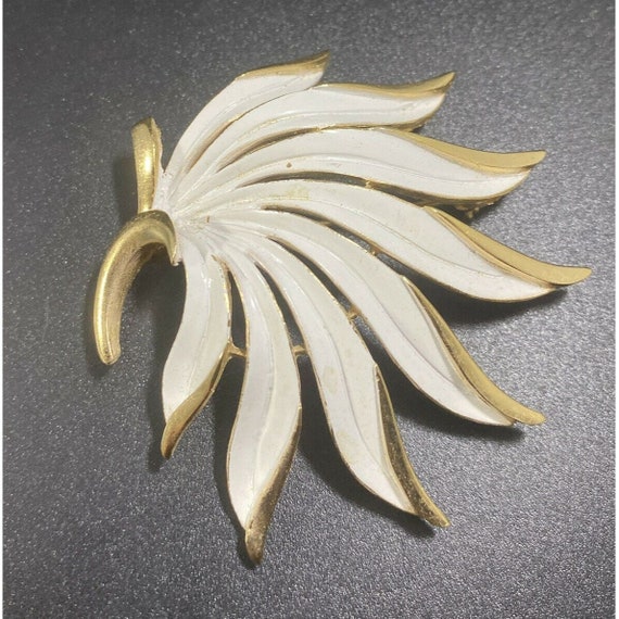 Crown TRIFARI White Enamel Floral Leaf Brooch Gol… - image 1