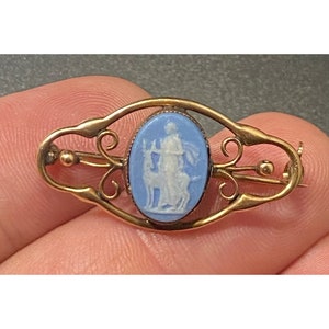 Antique Wedgwood 10k Brooch Blue Jasper Woman With Buck Made In England Signed