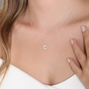Collar inicial delicado, collar de letras de plata de ley, collar de letras del corazón, collar de letras personalizado, regalo para su mamá, regalo de Navidad
