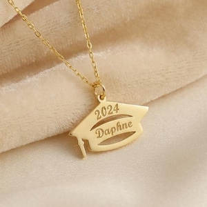 Colar delicado de formatura, colar com gravação da escola, colar com chapéu de formatura, lembrancinhas de formatura universitária com nome, presente de formatura de 2024 para ela.