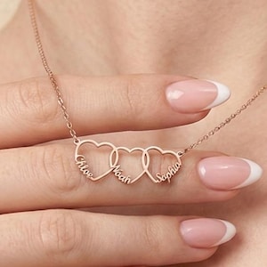 Collana con nomi a cuori multipli, collana personalizzata con cuori intrecciati, collana con nome di famiglia personalizzato, gioiello delicato per coppie, regalo per la festa della mamma.