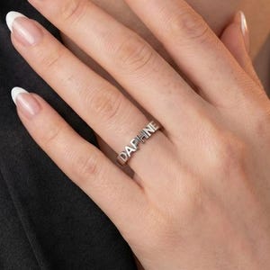 Graverat namnband Personlig namnring Elegant skriftnamnring Anpassat initialbandssmycke Mors dag-present Guldnamnring