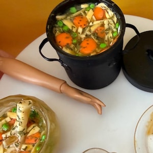 Pentola di zuppa di pollo in scala 1/6.