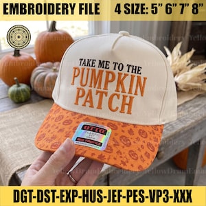 Può includere: Un cappellino da baseball color crema con visiera arancione caratterizzato da un motivo a zucche e foglie. Il pannello frontale mostra il testo ricamato "TAKE ME TO THE PUMP-KIN PATCH" in arancione e nero. Un adesivo olografico è sulla visiera.