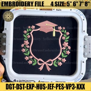 Op de afbeelding: Een borduurpatroon met een afstudeerthema. Het ontwerp toont een roze afstudeerhoed, een bloemenkrans en een strik. De tekst "EMBROIDERY FILE" en maatopties zijn zichtbaar. Het ontwerp staat in een witte borduurring.