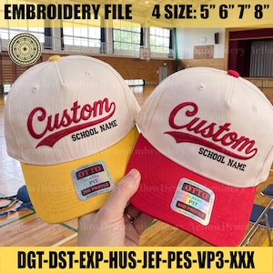 Pode incluir: Dois bonés de beisebol com copas em tom off-white e texto vermelho bordado Custom SCHOOL NAME. Um boné tem aba amarela, o outro aba vermelha. Ambos possuem um adesivo Otto Classic Pit na aba e estão disponíveis em 12,7 a 20,3 cm.