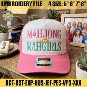Peut inclure: Une casquette de type trucker blanche et rose avec le texte brodé "MAHJONG with MAHGIRLS" en rose, jaune et bleu sarcelle. La casquette possède une visière rose et un autocollant sur le devant indiquant "OTTO CLASSIC FIT OSFM MID PROFILE MAXIMUM COMFORT".