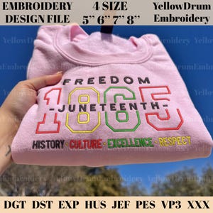 Puede incluir: Una sudadera rosa claro con la palabra "FREEDOM" bordada en negro sobre el número "1865" en rojo, amarillo y verde. La palabra "JUNETEENTH" está debajo del número. Las palabras "HISTORY", "CULTURE", "EXCELLENCE" y "RESPECT" están bordadas debajo.