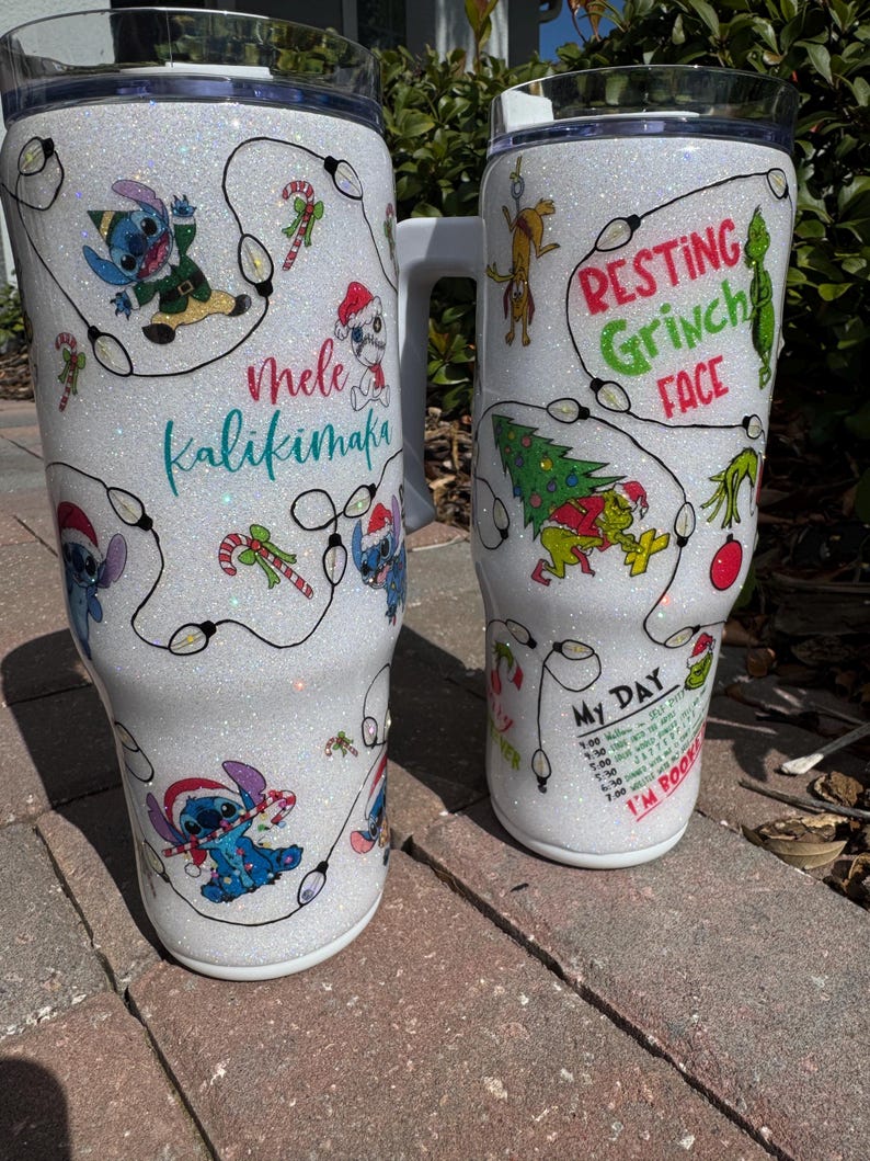 Pu&ograve; includere: Due tazze da viaggio bianche glitterate con disegni a tema festivo. Una tazza presenta Stitch con il testo "Mele Kalikimaka", l'altra ha un tema Grinch con il testo "Resting Grinch Face" e un programma giornaliero. Entrambe le tazze hanno un manico.