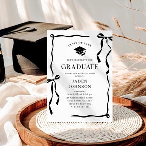 Könnte beinhalten: Eine Abschlussankündigung mit schwarzen Schleifenakzenten und dem Text "Class of 20XX" und "Let's Celebrate Our Graduate." Ein schwarzer Doktorhut ist im Hintergrund. Die Ankündigung enthält den Namen des Absolventen, die Schule und Veranstaltungsdetails.