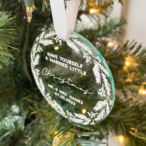 Gepersonaliseerde kerstornament voor pasgetrouwden: onze eerste kerst, helder acryl