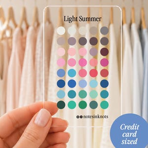 Puede incluir: Una tarjeta rectangular transparente que presenta una cuadrícula de círculos de varios colores y el texto Light Summer y notesinkknots. Un gráfico circular azul con el texto Credit card sized se encuentra en la esquina inferior derecha.