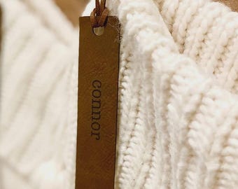 Personalisierter Weihnachtsstrumpf-Anhänger | Kunstleder Strumpf Anhänger | Moderne Weihnachtsstrumpfanhänger | Minimalist Geschenkanhänger | Personalisierte Tags