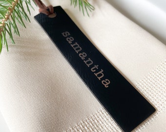 Personalisierter Weihnachtsstrumpf-Anhänger | Kunstleder Strumpf Anhänger | Moderne Weihnachtsstrumpfanhänger | Minimalist Geschenkanhänger | Personalisierte Tags
