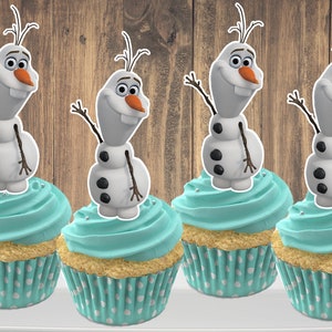 Könnte beinhalten: Vier Cupcakes, die mit Olaf, dem Schneemann aus dem Film Frozen, verziert sind. Die Cupcakes haben türkisfarbenen Frosting und weiße Cupcake-Förmchen mit Punkten.