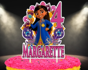 May include: A cake topper with a cartoon character in a blue outfit holding a mirror, with the number 4 and the name "Margarette". The topper is placed on a pink and yellow frosted cake, ideal for a birthday party.