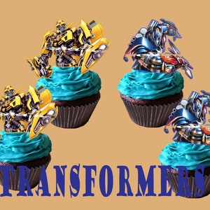 Puede incluir: Cuatro cupcakes decorados con personajes de Transformers. Dos cupcakes presentan un robot amarillo con un pecho azul, y dos cupcakes presentan un robot azul con un pecho rojo. Los cupcakes están cubiertos con glaseado azul y la palabra "TRANSFORMERS" está escrita en letras azules en la parte inferior de la imagen.