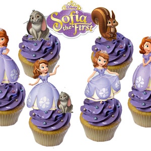 Puede incluir: Decoraciones de cupcakes moradas y blancas con Sofía la Primera, un conejo y una ardilla. Las decoraciones están sobre cupcakes con glaseado morado y chispas de perlas. El texto "Sofia la Primera" está en la imagen.