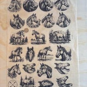 Op de afbeelding: Een rechthoekige theedoek in een bruinachtige tint, versierd met een herhalend patroon van zwart-witte paardenillustraties. Het ontwerp toont diverse paardenportretten en volledige afbeeldingen, samen met een kruisboogembleem.