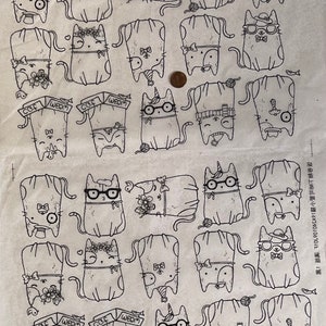 Może przedstawiać: Czarno-biały wydruk liniowy z powtarzającym się wzorem kotów w różnych kapeluszach i dodatkach. Koty wszystkie noszą okulary i mają różne wyrazy twarzy. Wydruk jest na jasnobrązowym tle.