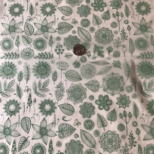 Könnte beinhalten: Braunes Papier mit einem sich wiederholenden Muster aus grünen floralen Designs. Das Design umfasst Blätter, Blumen und Stiele.