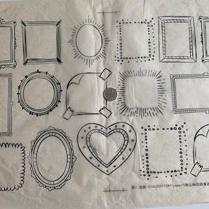 Puede incluir: Una hoja de papel con 13 marcos diferentes dibujados a mano. Los marcos son de varias formas, incluyendo círculos, cuadrados, rectángulos, corazones y óvalos. Algunos marcos tienen un borde decorativo, mientras que otros son simples. Los marcos son todos en blanco y negro.