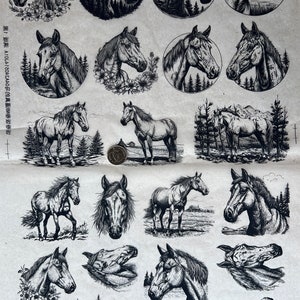 Puede incluir: Una hoja de papel con ilustraciones en blanco y negro de caballos en varias poses. Los caballos están rodeados de árboles, montañas y flores. El papel tiene un fondo marrón claro.
