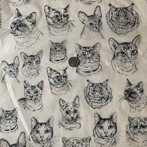 Może przedstawiać: Beżowy materiał z powtarzającym się wzorem czarno-białych rysunków kotów. Koty są w różnych pozach i mają różne wyrazy twarzy.