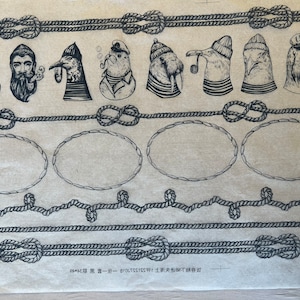 Pode incluir: Uma folha de papel castanho com ilustrações a tinta preta de nós de corda náutica, bordas e vários personagens de animais com chapéus de marinheiro. O texto "09+42 摄氏度 第一 一 810133313391 上期买彩票下期有惊喜" está impresso na parte inferior.