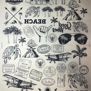 Puede incluir: Ilustración en blanco y negro de una escena de playa tropical con palmeras, tortugas, gafas de sol, un avión, un volcán, un ídolo tiki y las palabras "Beach" y "Good Vibes".