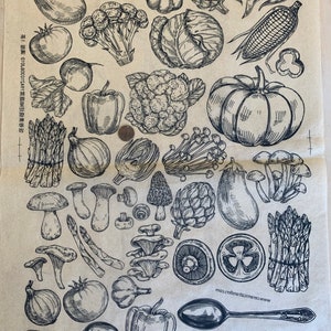 Puede incluir: Una ilustración en blanco y negro de varias verduras y setas sobre un fondo beige. Las verduras incluyen berenjena, pepino, tomates, pimientos, espárragos, ajo, cebollas, coliflor, col, alcachofas, maíz y calabaza. Las setas son varios tipos de setas, incluyendo rebozuelos, portobellos y champiñones. También hay dos tenedores, un cuchillo y una cuchara en la parte inferior de la imagen.