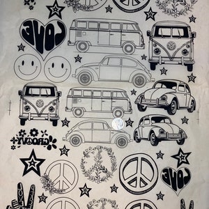 Può includere: Illustrazioni in bianco e nero di simboli di pace, stelle, fiori, facce sorridenti, cuori e furgoni Volkswagen. Il testo "Love" e "Groovy" sono inclusi anche nell'immagine.
