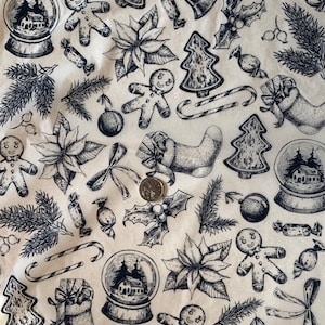 Peut inclure: Un tissu crème avec un motif répété d'illustrations noires sur le thème de Noël. Le motif comprend des bonhommes en pain d'épices, des arbres de Noël, des boules à neige, des cannes en sucre, des poinsettias, des ornements et du houx. Le thème général est festif et de vacances.