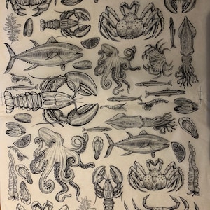 Puede incluir: Una ilustración en blanco y negro de varios mariscos, incluyendo atún, pulpo, langosta, cangrejo y calamar. La ilustración está dibujada en un estilo vintage y presenta un trabajo de línea detallado.