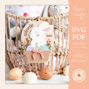 Panier de lapin de Pâques avec noeud de coquette Étiquette personnalisée Lapin de Pâques dans un panier Étiquette personnalisée de nom de lapin en bois acrylique Decor SVG PDF