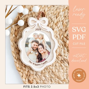 Cornice per foto di famiglia con fiocco per ornamento natalizio, ornamento ovale, decorazione natalizia, esposizione di foto di famiglia, ornamento natalizio personalizzato, file SVG laser