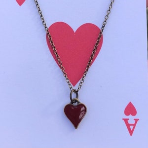 Gotische ketting met rood hart | Rustieke kaart van hartenketting | authentieke bronzen ketting met rood hart