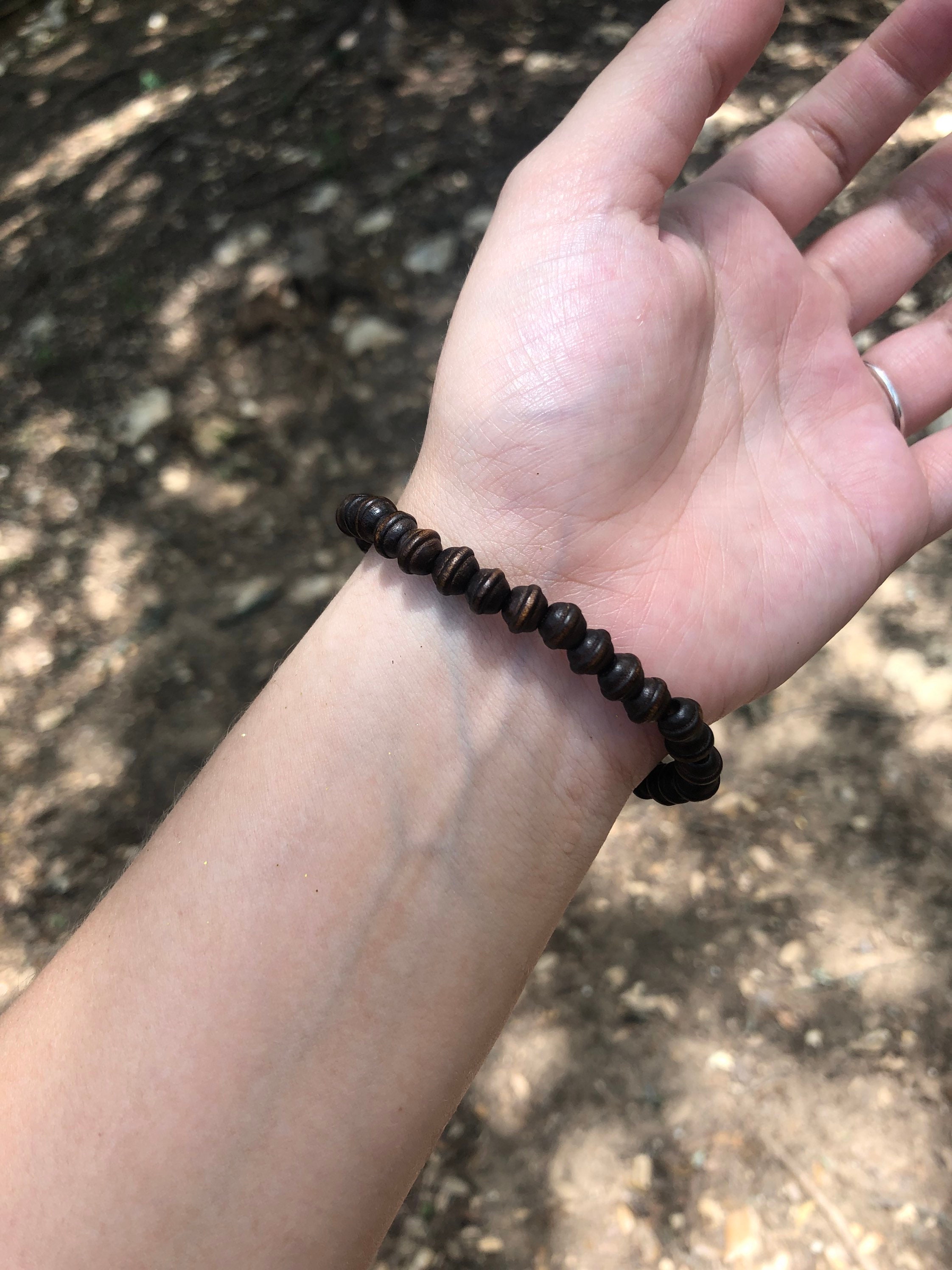 ダークブラウンのテクスチャードウッドビーズブレスレット | ラウンド