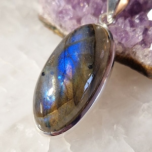 Artisan crafted Labradorite sterling silver pendant oval