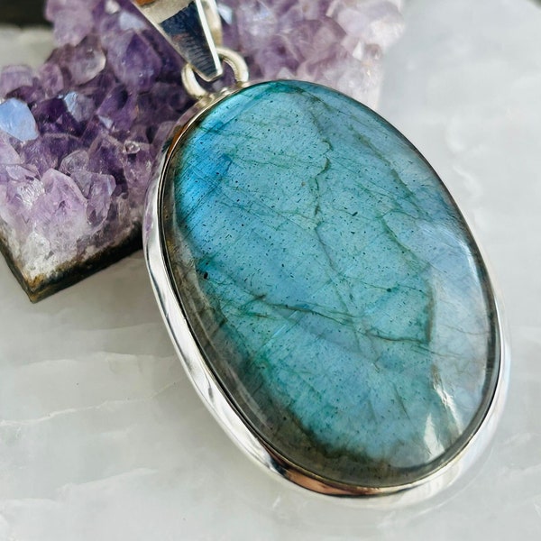 Magnifique pendentif artisanal en argent 925 et Labradorite bleue ovale