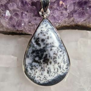 Colgante de plata de ópalo dendrítico hecho a mano en forma de gota