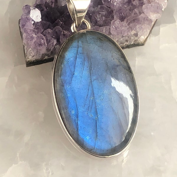 Magnifique pendentif artisanal en argent 925 et Labradorite ovale