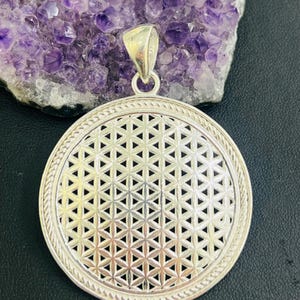 Hermoso colgante de plata esterlina con la Flor de la Vida