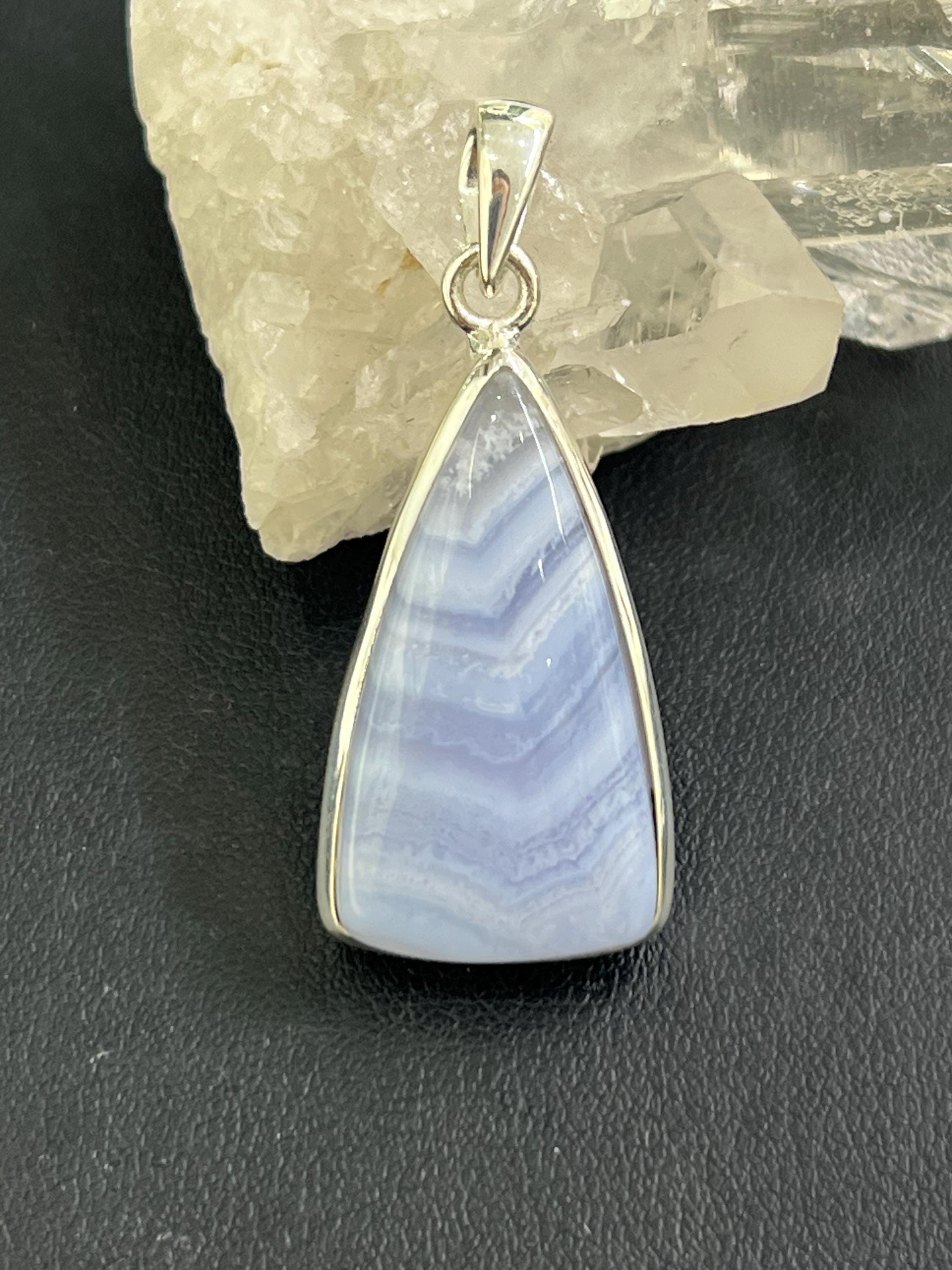 スターリングシルバーの縞模様のブルーカルセドニーペンダント