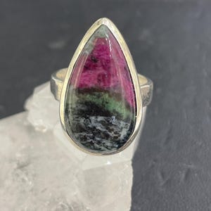 Handgemaakte verstelbare sterlingzilveren ring robijnzoisiet — druppelvorm