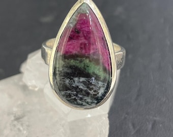Handgefertigter verstellbarer Rubin-Zoisit-Ring aus Sterlingsilber - Tropfenform